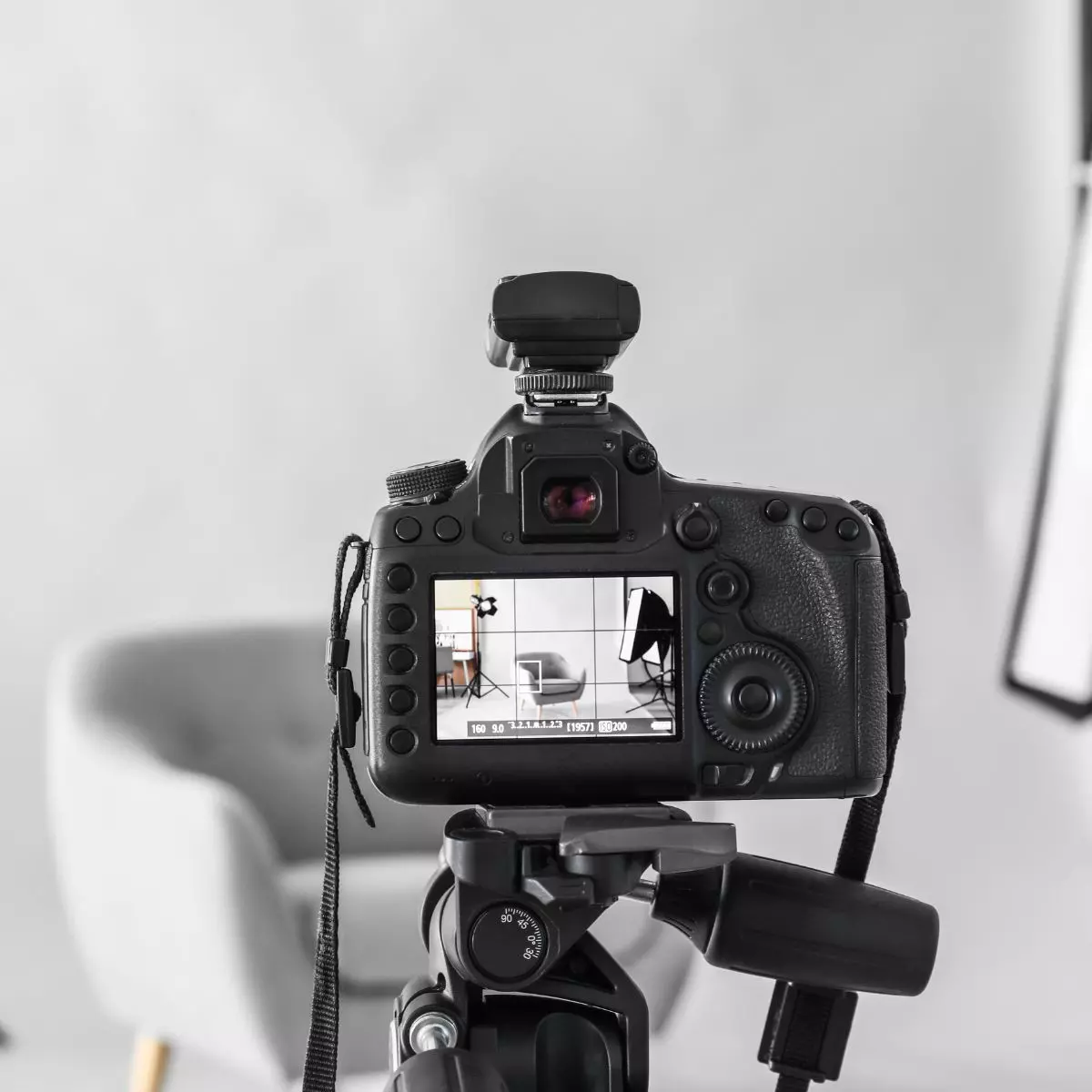 1. Gunakan Tripod atau Gimbal