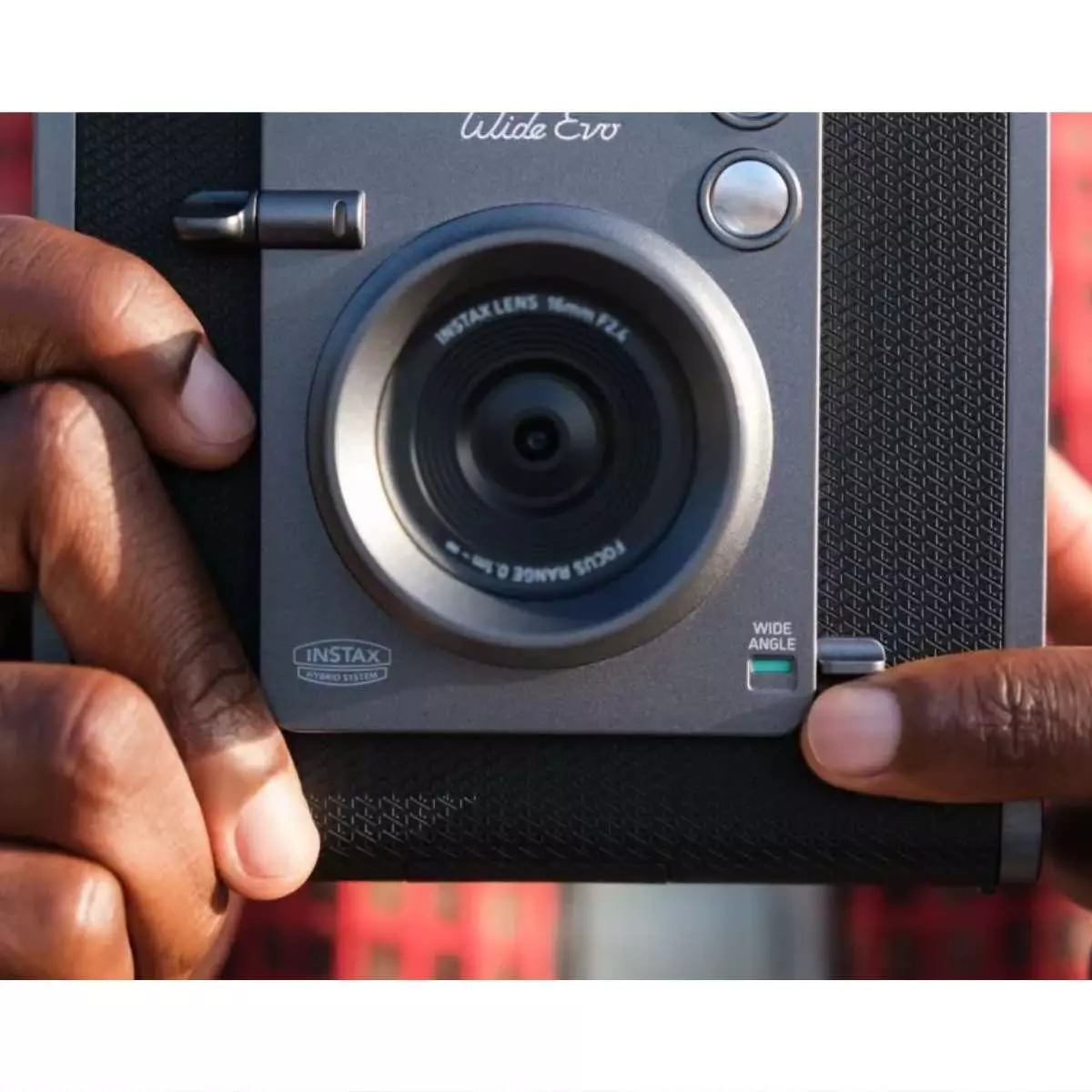 1. Desain Instax WIDE Evo: Nyentrik, Elegan, dan Super Tipis