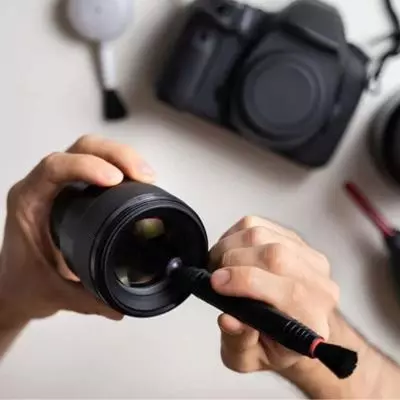 1. Menggunakan Blower atau Kuas (Lens Brush)