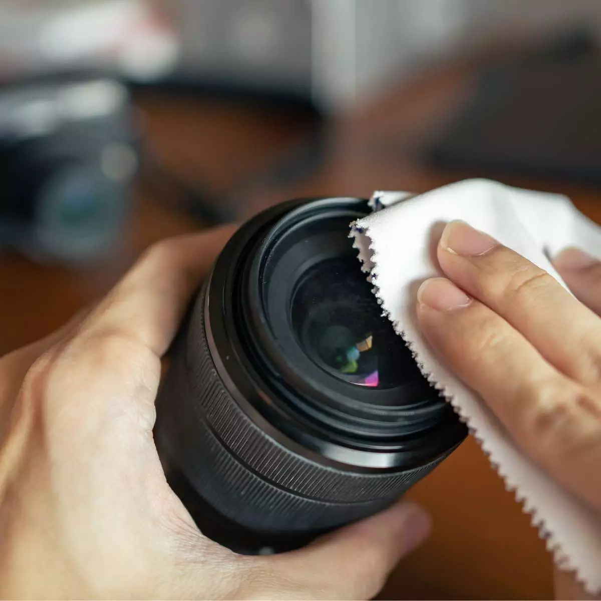 3. Menggunakan Kain Microfiber atau Lap Khusus