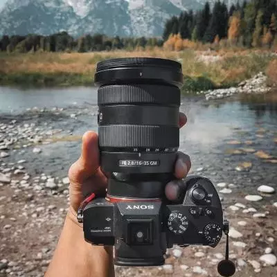 Tips Memilih Lensa Mirrorless Sesuai Gaya Traveling