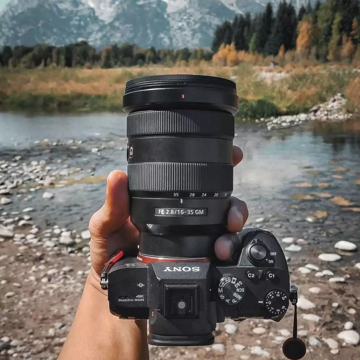 Tips Memilih Lensa Mirrorless Sesuai Gaya Traveling